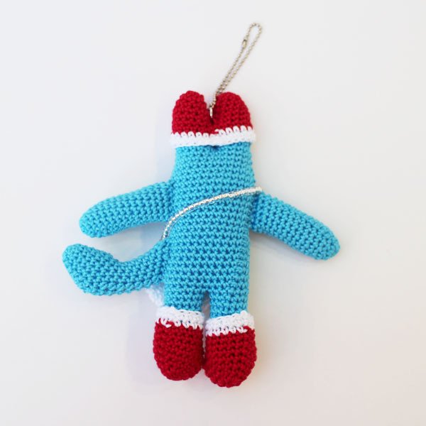 クリスマスツリーのオーナメントにしてもかわいい！あみぐるみ　ゴンガリくんサンタチャーム後ろ姿